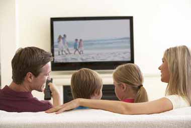 Familie schaut TV - Mini PC Test